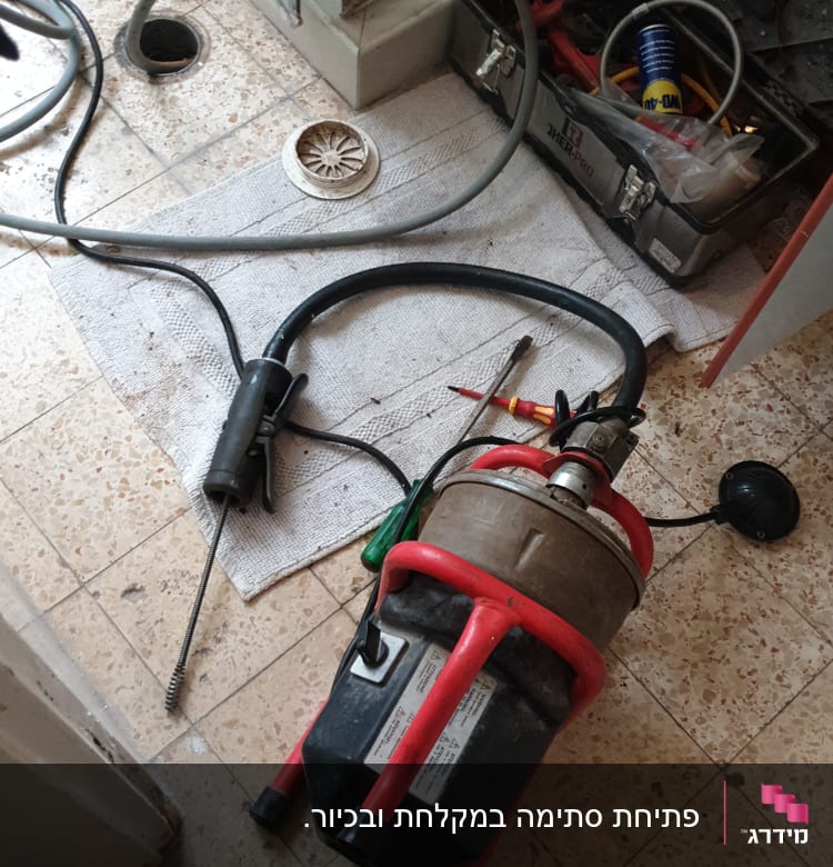 כלי עבודה של אינסטלטור, כולל מכונת ניקוי צינורות